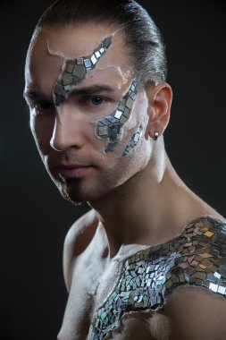 Genç yakışıklı adam boyama mozaik vücut sanatı ile