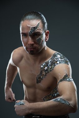 Genç yakışıklı adam boyama mozaik vücut sanatı ile