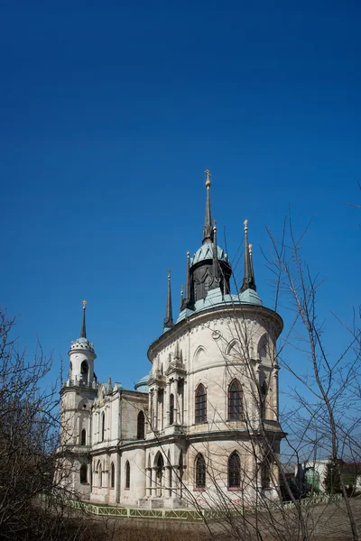 Gotisk stil princess slott i byn Bykovo. — Stockfoto