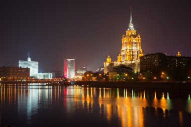 Hotel Ukrayna setin Moskova, Rusya üzerinde gece görünümü