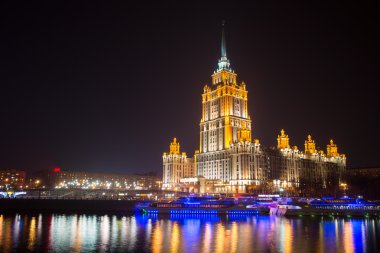 Hotel Ukrayna setin Moskova, Rusya üzerinde gece görünümü