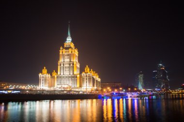 Hotel Ukrayna setin Moskova, Rusya üzerinde gece görünümü