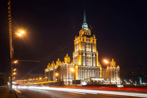 Osvětlené Royal Hotel Radisson (Hotel Ukrajina) poblíž řeky v n — Stock fotografie