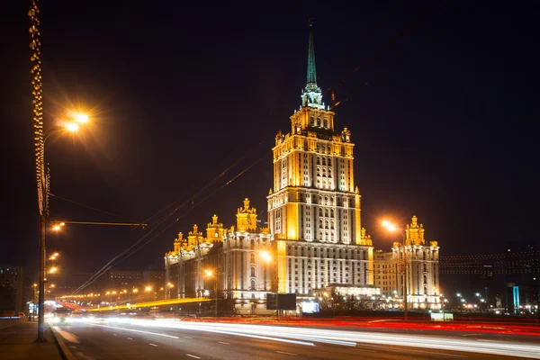 Belysta Royal Hotel Radisson (Hotel Ukraina) nära floden på n — Stockfoto