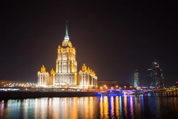 Natt syn på Hotel Ukraine på vallen i Moskva, Ryssland — Stockfoto