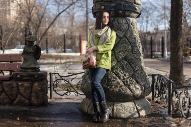 Uzun kahverengi saçlı güzel modern kadın