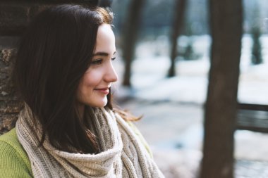 Uzun kahverengi saçlı güzel modern kadın