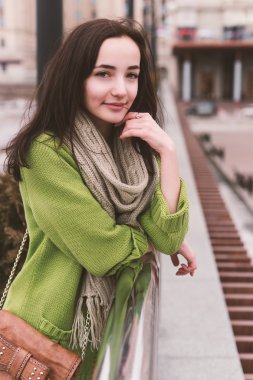 Uzun kahverengi saçlı güzel modern kadın