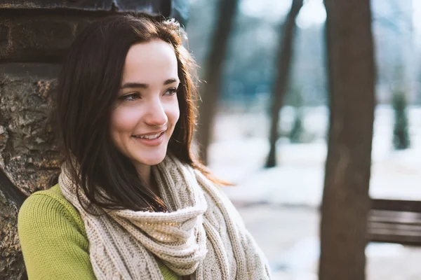 Souriant belle femme moderne avec de longs cheveux bruns — Photo