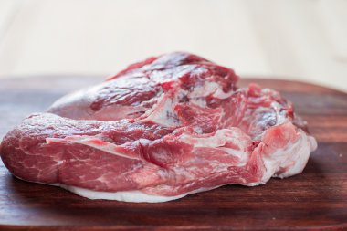 bir kesme tahtası üzerinde ham omuz kare kesilmiş