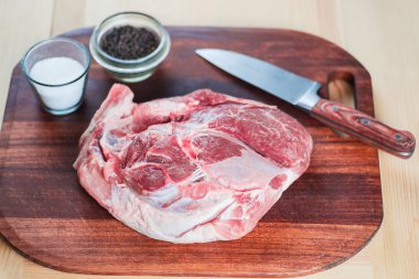 bir kesme tahtası üzerinde ham omuz kare kesilmiş