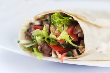 Tortilla bir lezzetli ızgara et ve taze karışık salata