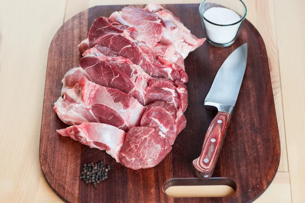 Ruwe pork chops. regeling op een snijplank. — Stockfoto