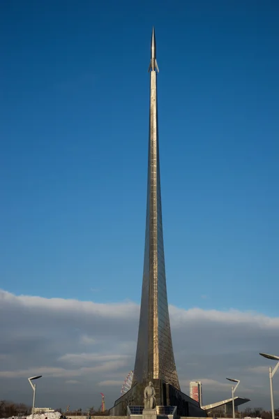 Moskau, das Denkmal für die Eroberer des Weltraums — Stockfoto