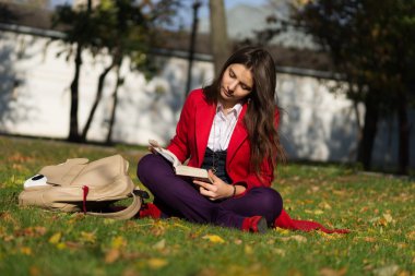Kitap okuma dışında öğrenci kız. Beyaz üniversite