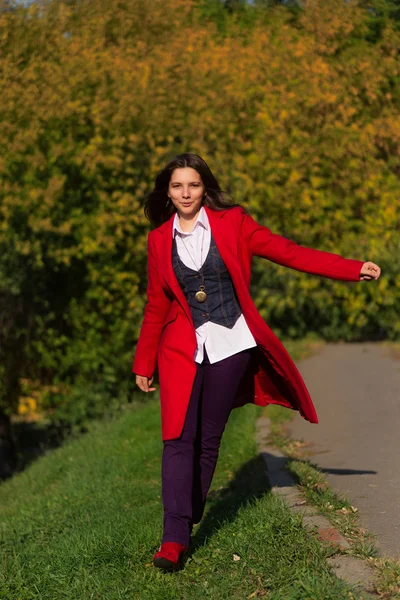 Mujer joven caminando sola en un bosque . — Foto de Stock