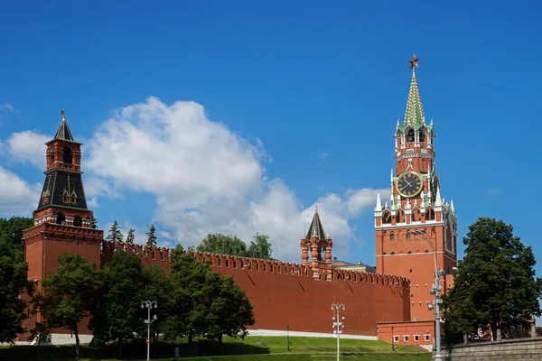 Spasskaya tower met klok in kremlin van Moskou, Rusland Stockfoto