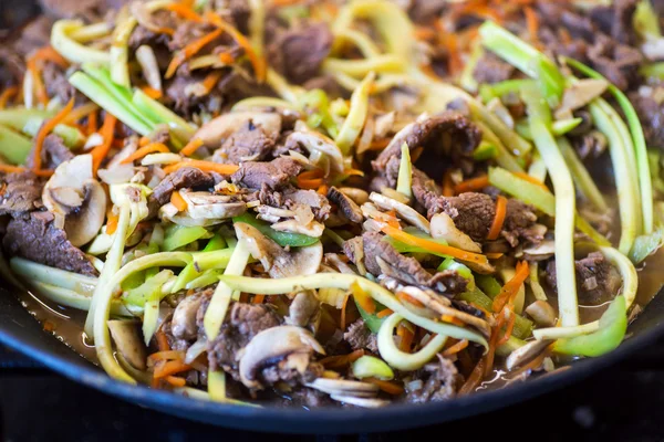 Viande de bœuf asiatique traditionnelle aux légumes — Photo