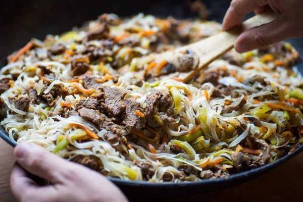 Traditional asian beef meat with vegetables — Stock Photo, Image