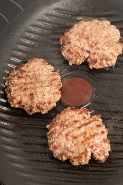 Kızartma tavasında taze et.