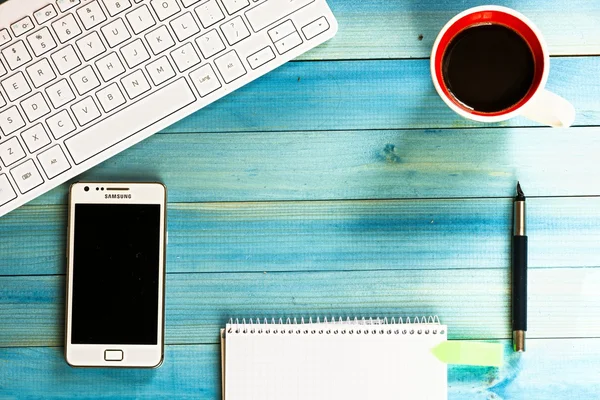 Lugar de trabajo moderno con teclado — Foto de Stock