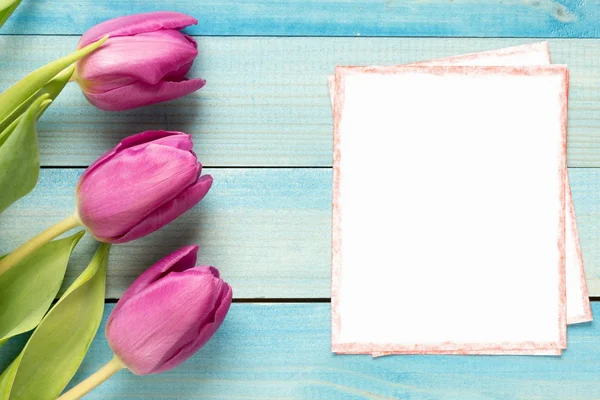Frühling Tulpen und Karte — Stockfoto