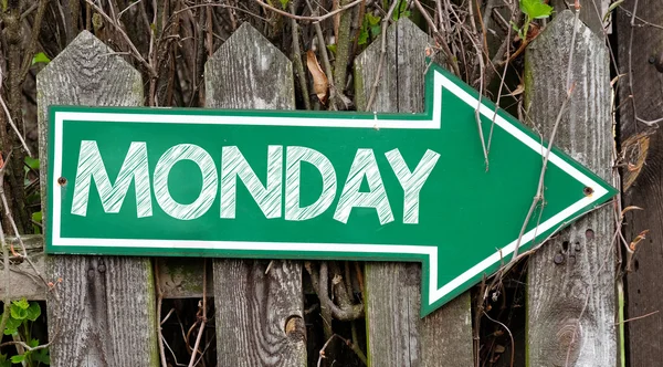 Pazartesi yazıt ile yeşil tabela — Stok fotoğraf