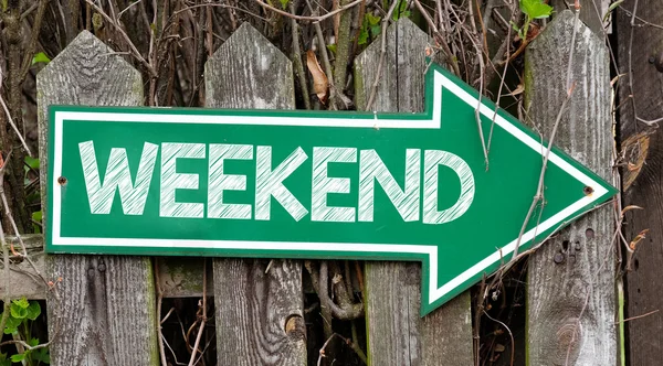 Green signboard with weekend inscription — Stock Photo, Image