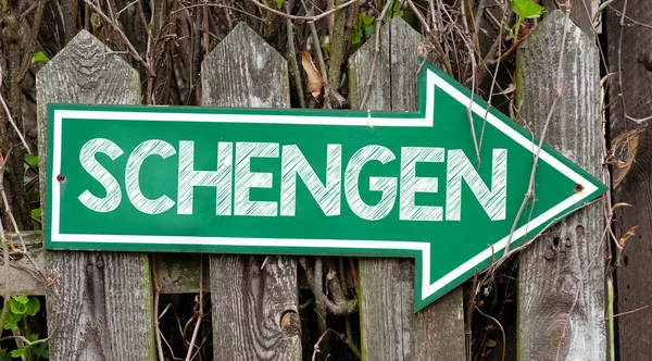 Placa verde com inscrição de schengen — Fotografia de Stock