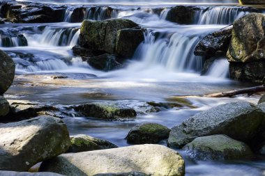 Köpüklü dağ dere 