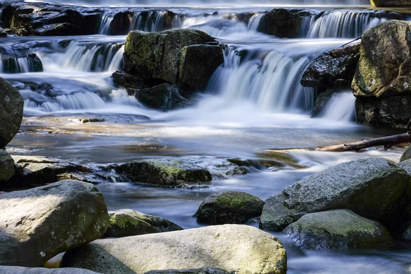 Köpüklü dağ dere 