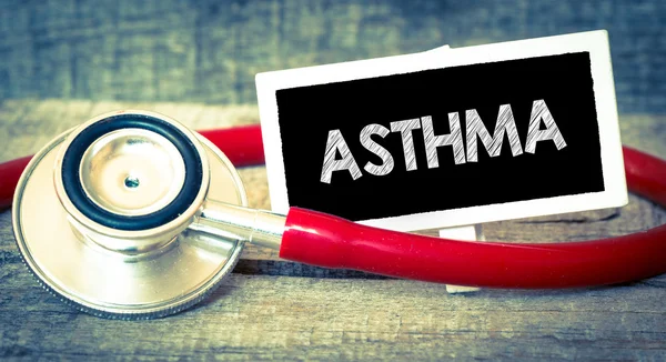 Schoolbord met woord astma en stethoscoop — Stockfoto