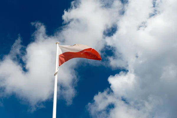 Vlag van Polen op de hemelachtergrond — Stockfoto