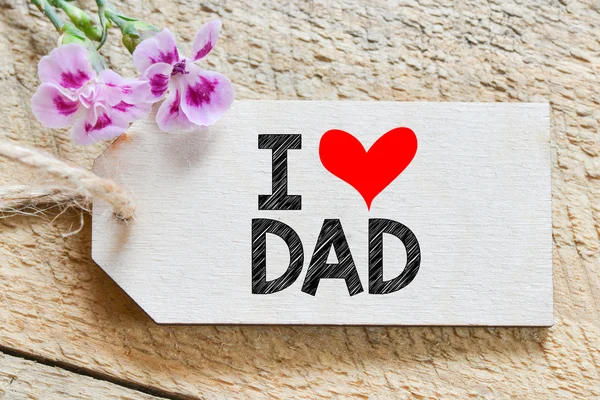 Bloemen en inscriptie ik Love papa op tag — Stockfoto