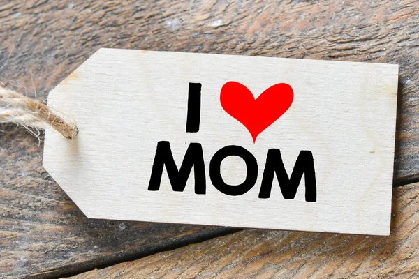 Inscription I Love Mom on tag