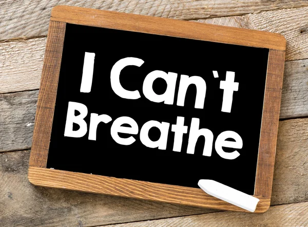 I Can't breathe text on blackboard — Stock Photo, Image