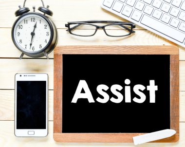 Yazı tahtası üzerinde yazılı yardımcı 