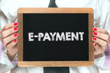 yazı tahtası üzerinde e-ödeme yazıt ile el