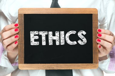 yazı tahtası üzerinde etik yazıt ile el