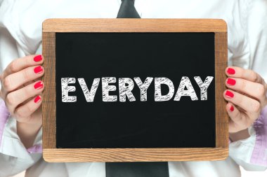 Her gün yazı tahtası kitabe ile el