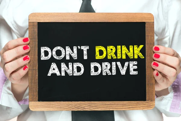 Niet drinken en rijden inscriptie op blackboard — Stockfoto