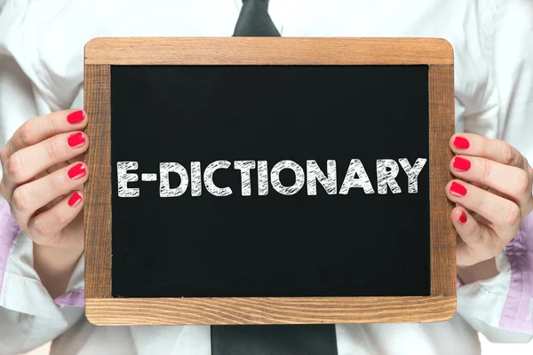 Händer med e-dictionary inskriften på blackboard — Stockfoto