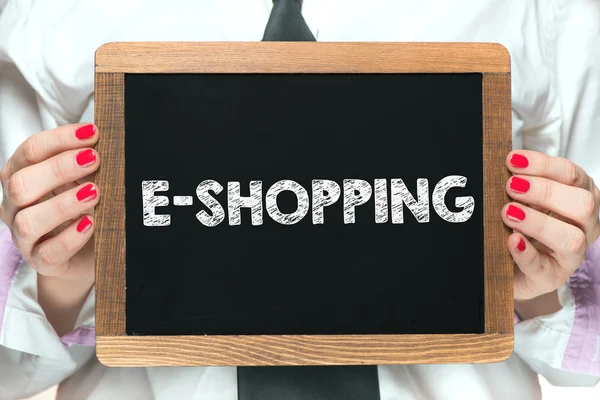 Handen met inscriptie op blackboard e-shopping — Stockfoto