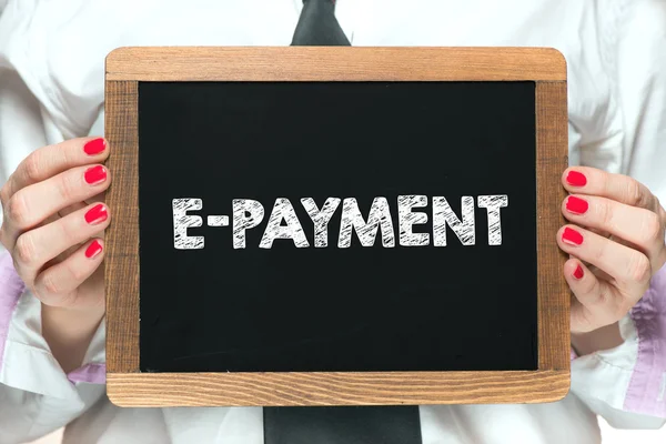 yazı tahtası üzerinde e-ödeme yazıt ile el