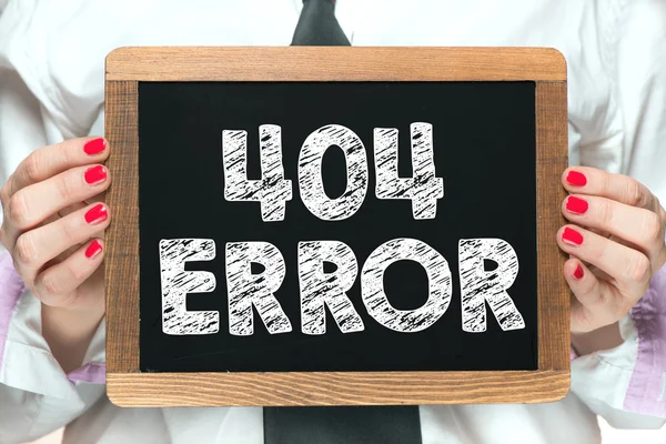 Mãos com 404 inscrição de erro no quadro-negro — Fotografia de Stock