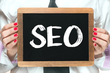 Yazı tahtası üzerinde Seo yazıt ile el