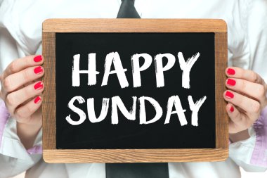 Yazı tahtası üzerinde mutlu Pazar yazıt  