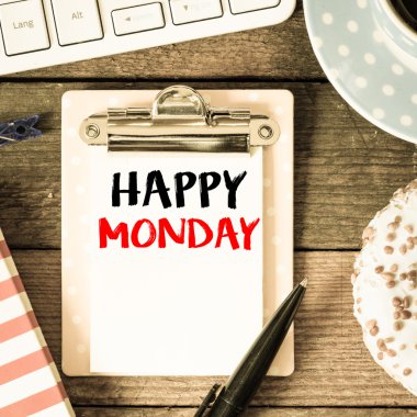 Pano tablo üzerinde mutlu Pazartesi yazıt ile 