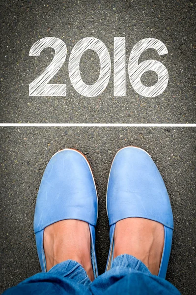 Ноги женщины со словом 2016 года — стоковое фото