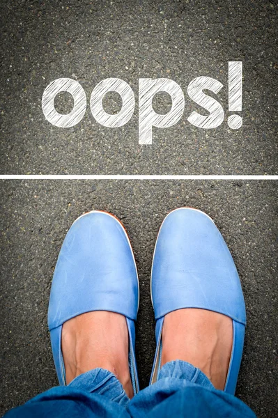 Gambe femminili con parola oops — Foto Stock
